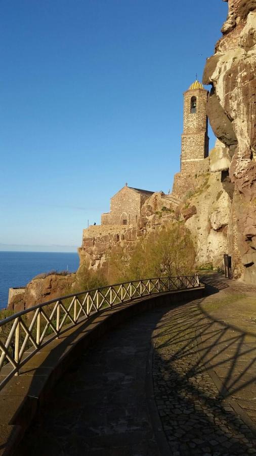 Bilocale centrale con veranda a pochi metri dalla spiaggia Castelsardo Esterno foto
